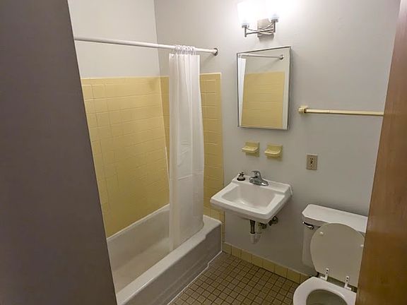 5th image of 2820 W Kilbourn Ave #303
