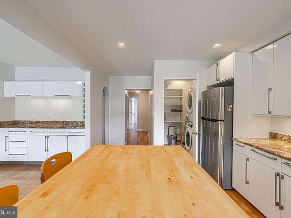 4th image of 209 Scott St