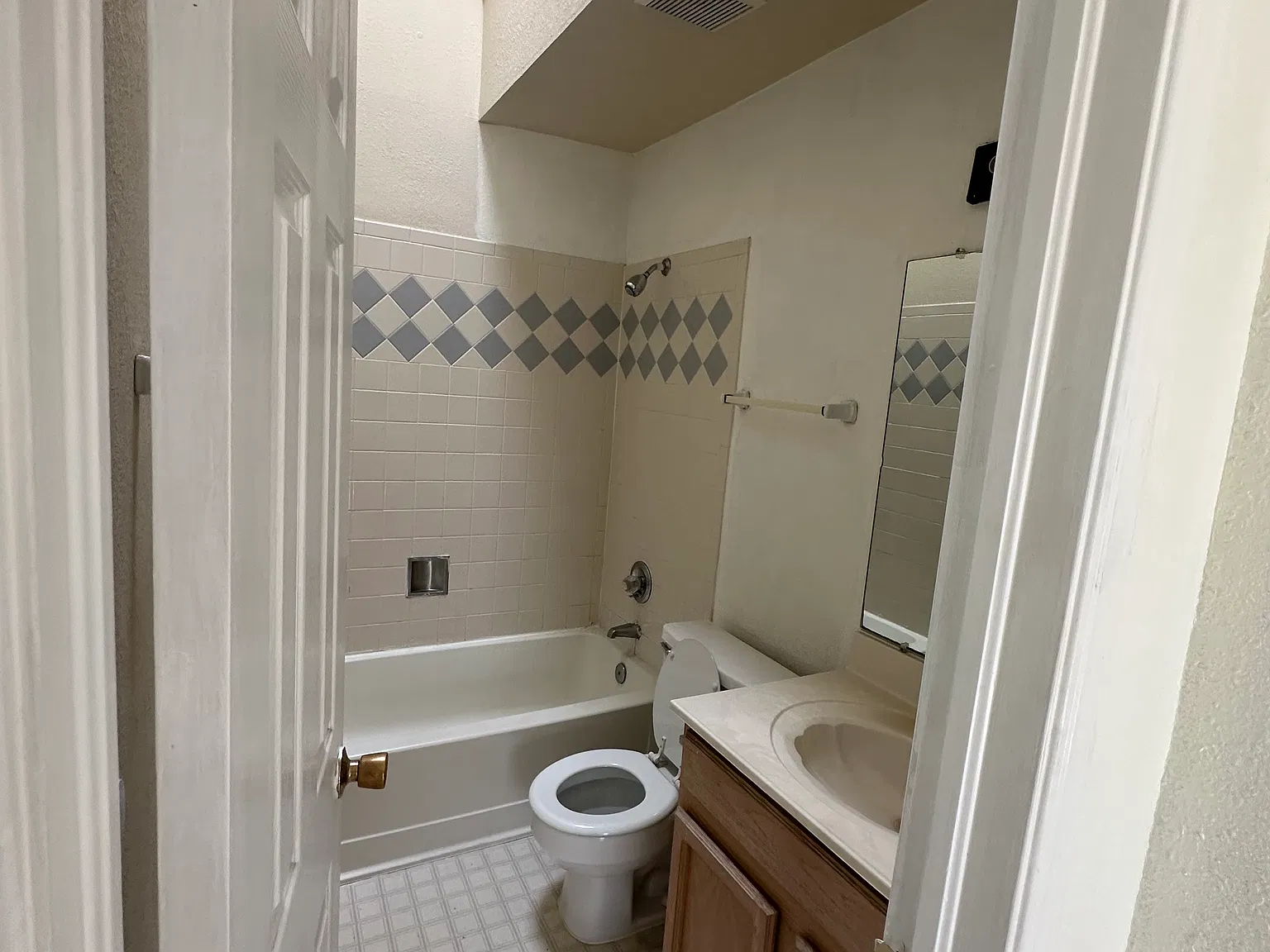 3 bed, 1021 sqft, $1,350 — Photo 4