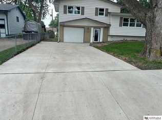 6619 Parkview Ln, Omaha, NE 68104