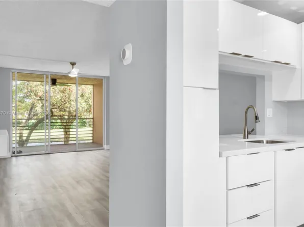 9460 Tangerine Pl APT 202, Davie, FL 33324