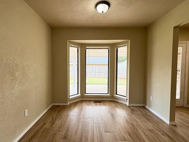 224 Oak Tree Ln — Photo 6