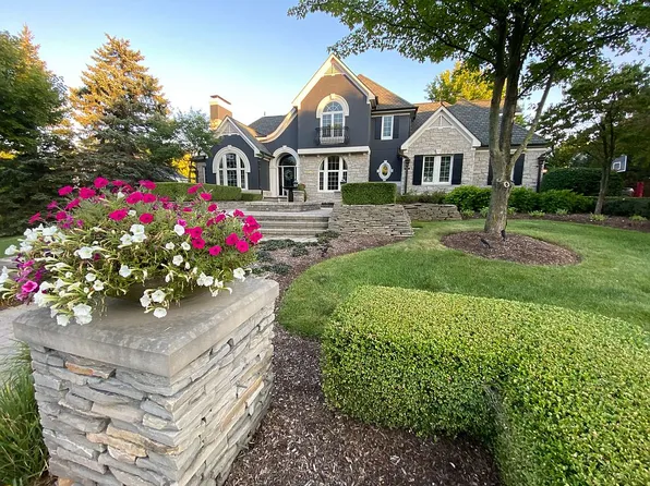 1919 Vinsetta Ct, Rochester, MI 48306