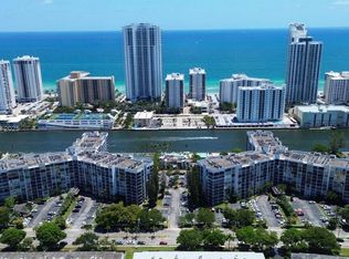 1000 Parkview Dr APT 825, Hallandale, FL 33009