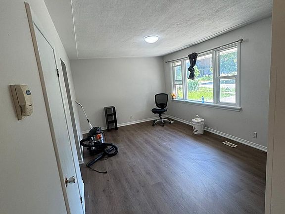 5th image of 276 Sunview St