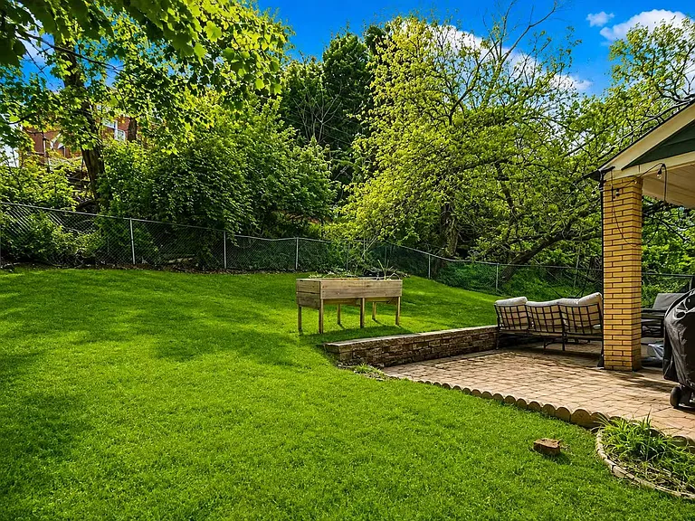 915 Liberty St — Photo 4