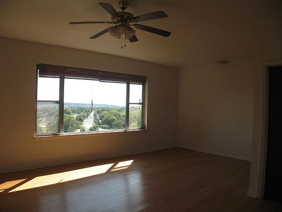 5th image of 914 W Moss Ave APT E