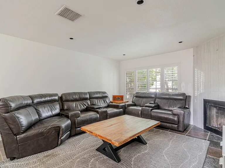 5820 Yolanda Ave #5 — Photo 6