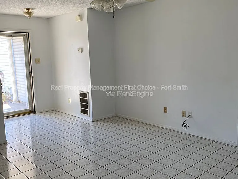 3505 Ridgeway Dr — Photo 3