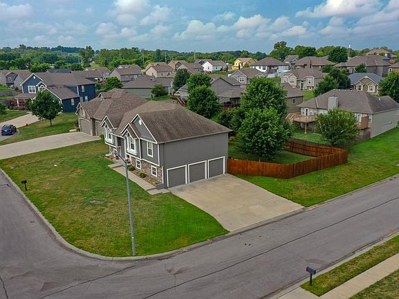 3rd image of 1000 SW Redbud Cir