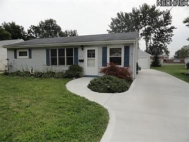 2nd image of 924 Oakwood Dr
