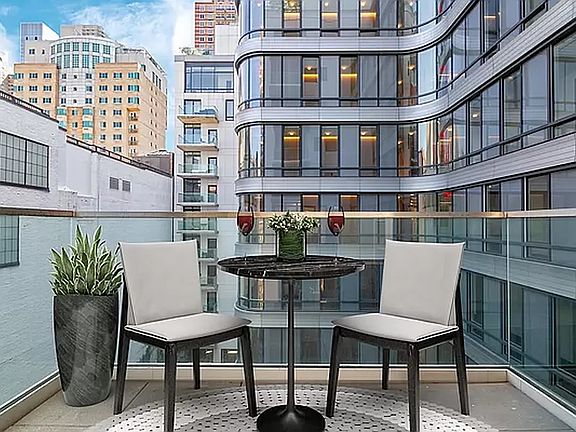 3rd image of 555 W 43rd St APT 5R