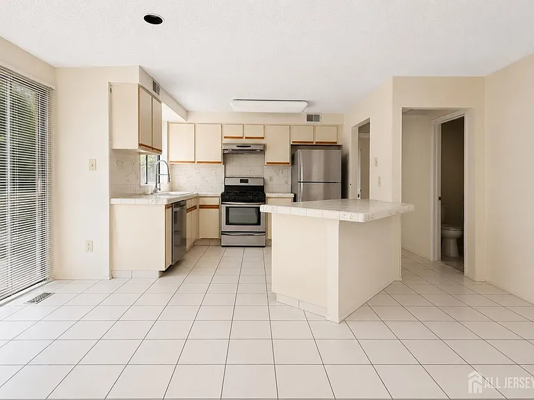 83 Sayre Dr — Photo 8