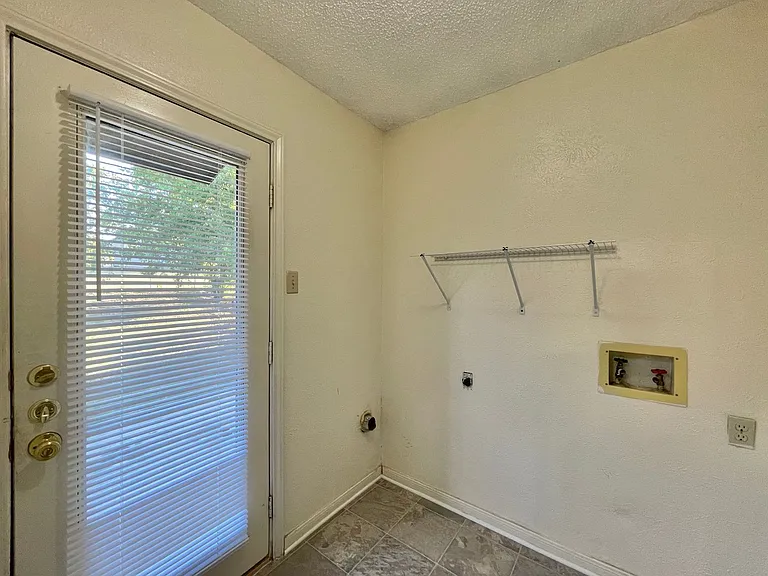 2402 Kirk Cir — Photo 16