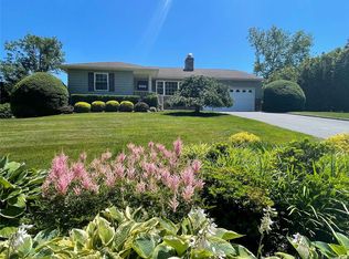 12 Bardwell Ln, Halesite, NY 11743