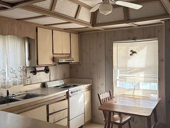 2nd image of 520 W Clam Cir