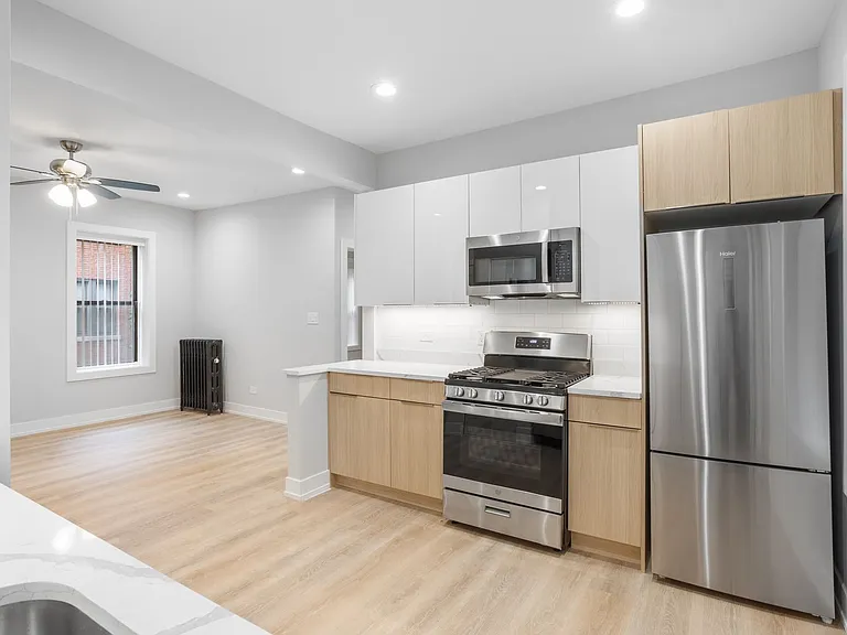 7417 N Clark St — Photo 11