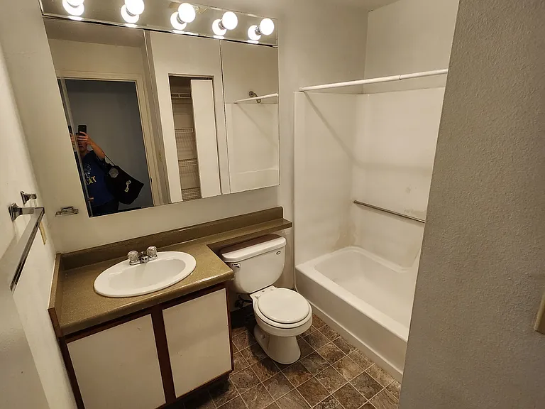 2104 Lincoln Ave — Photo 3