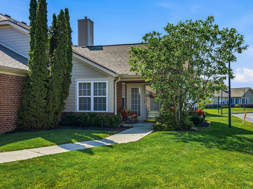1st image of 13 Greenhedge Cir