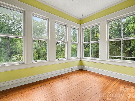 24th image of 810 E Franklin St