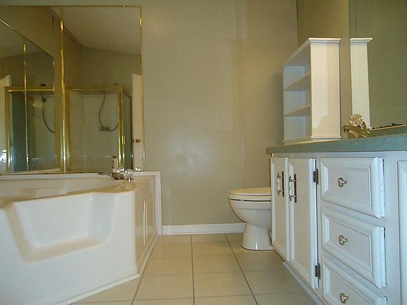 BIG MASTER BATH WITH GARDEN TUB AND SEPARATE SHOWER, CRISP CLEAN FEELING