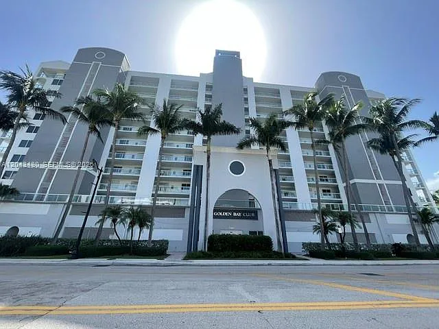 Golden Bay Club Condo — Photo 1