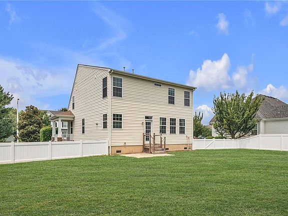 3rd image of 1221 Rosebud Ln