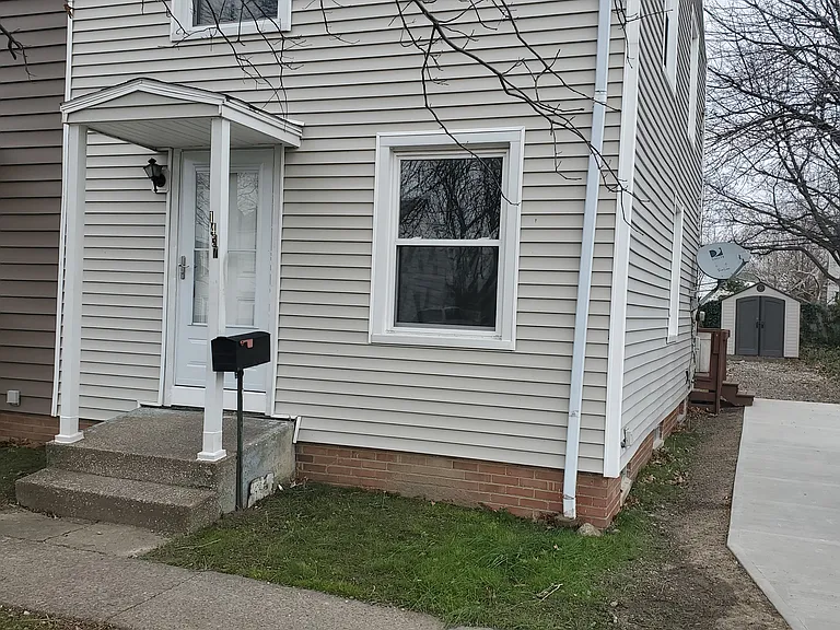 1437 Sulzer Ave — Photo 1