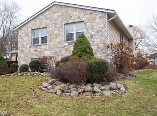 493 Franklin Ln, Elk Grove Village, IL 60007