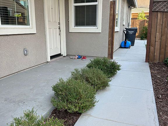 3rd image of 628 W Crocker Ln #2