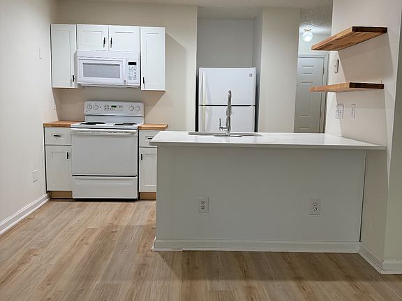 Kitchen w granite countertop