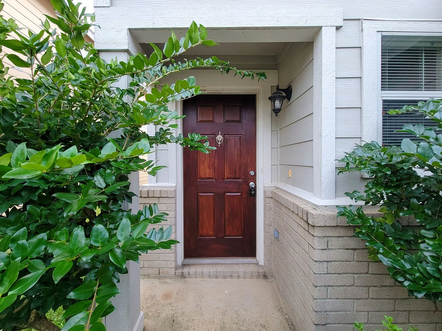 This charming 3 bedroom, 2.5 bathroom home is now on the market! The kitchen boasts generous coun... — Photo 3