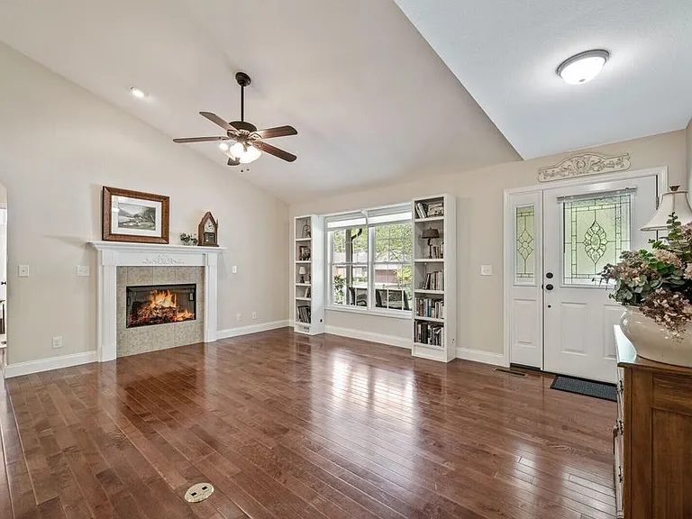 155 Garfield Ct — Photo 3