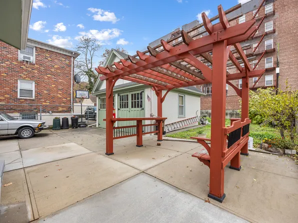 84-22 Daniels Street image 21 of 26