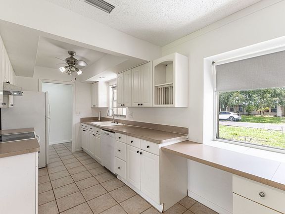 2nd image of 2535 Ivanhoe St