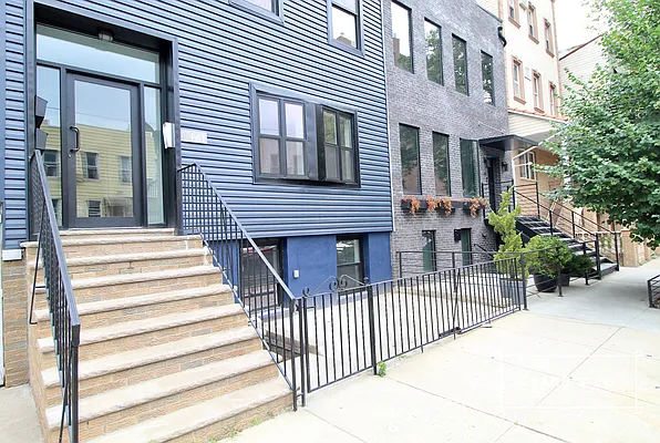 Rented by Grand & Co. | media 3