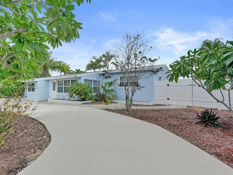 2281 SW 15th St — Photo 3