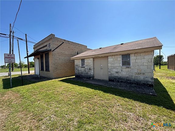 2nd image of 5819 E Us Highway 190