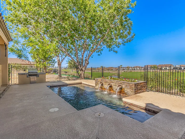 628 E Peach Tree St — Photo 32