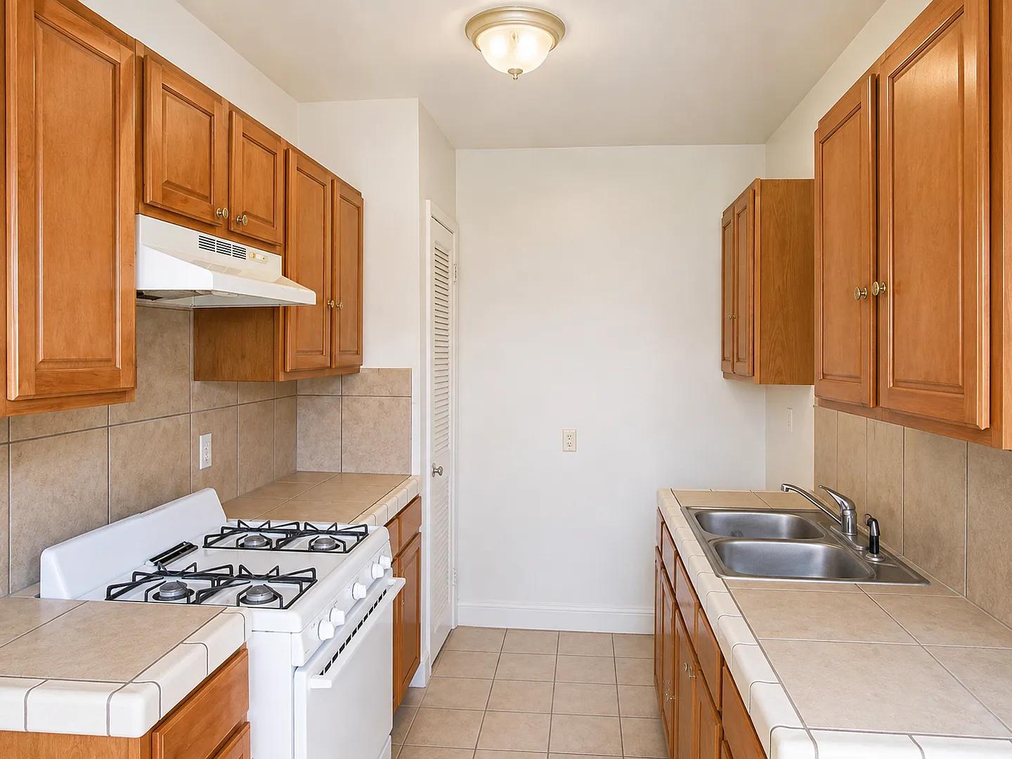 3 Bedroom Home with Large Backyard & Washer/Dryer Hookups — Photo 2