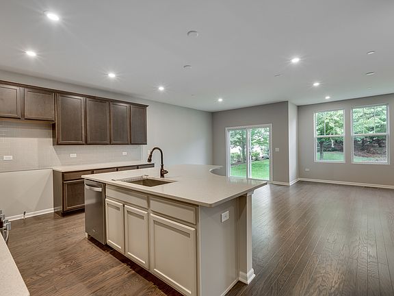 2nd image of 141 Roslyn Pl