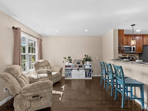 4th image of 412 Wild Oak Dr