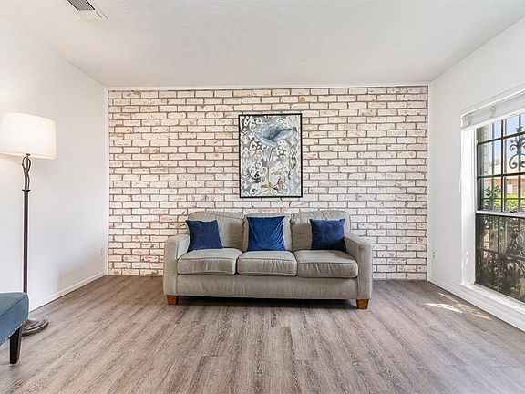 3rd image of 10 W Townhouse Ln #32
