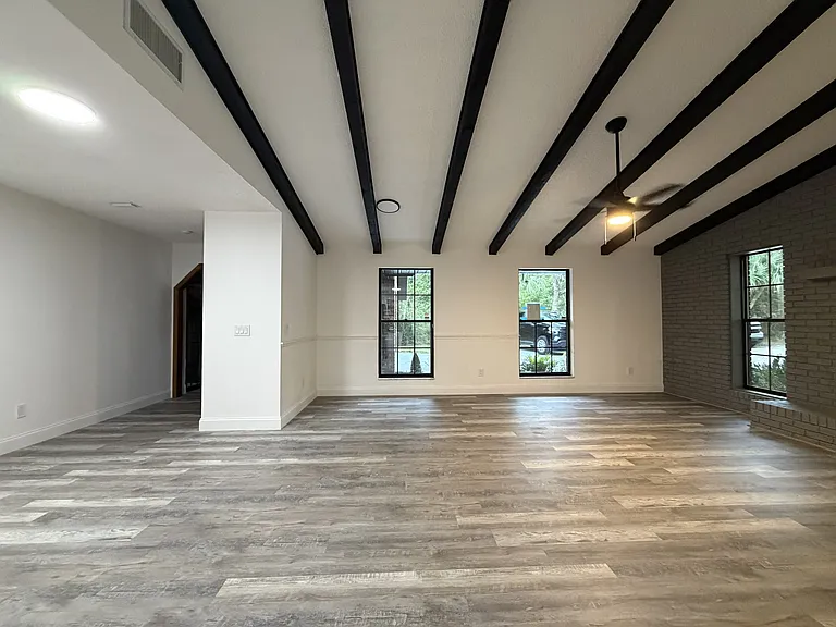 1095 E Graves Ave — Photo 8