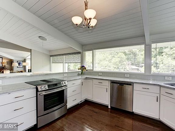 KITCHEN - SPACIOUS - CARRERA MARBLE COUNTER TOPS!