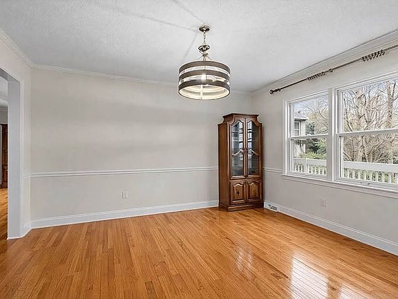 2nd image of 101 Pebble Stone Ln