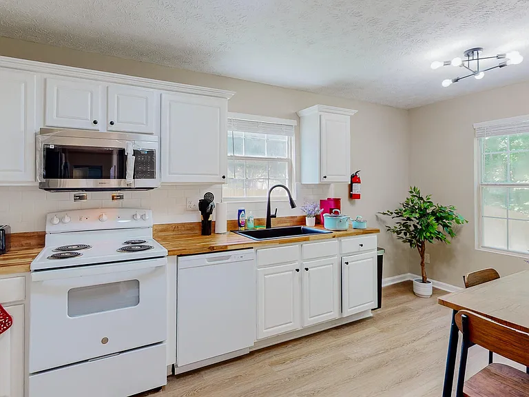 613 Pennybrook Ln — Photo 8
