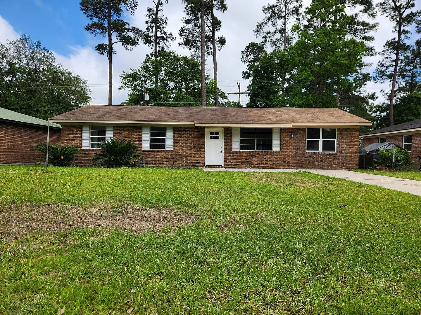 Stunning 4 bedroom, 2 bathroom home located on Wilmington Island — Photo 2