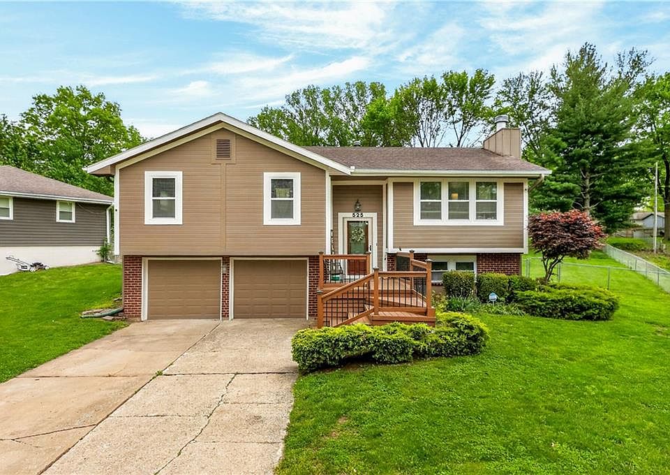 1st image of 525 NE Noeleen Ln