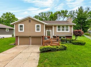 525 NE Noeleen Ln, Lees Summit, MO 64086